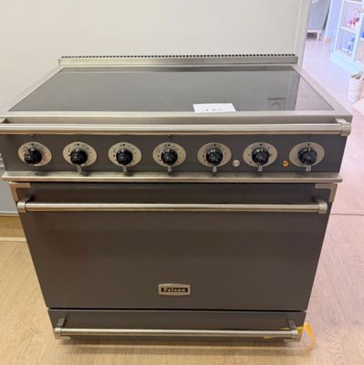 une photo d'une cuisinière en acier inoxydable équipée de quatre feux et de quatre brûleurs