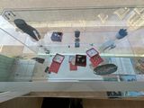 une vitrine en verre contenant divers objets