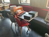 une table sur laquelle se trouvent de nombreuses boîtes, devant une fenêtre