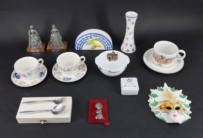 un grand nombre d'objets posés sur une table