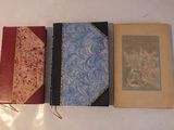 trois livres alignés sur une table