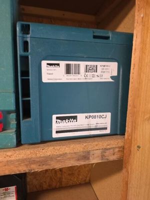 une boîte bleue posée sur une étagère dans une pièce