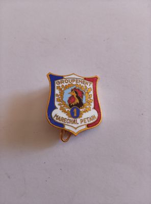 un gros plan d'un insigne posé sur une surface blanche, avec un fond blanc