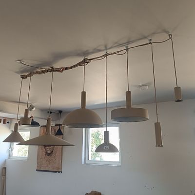 de nombreuses lampes suspendues au plafond dans une pièce