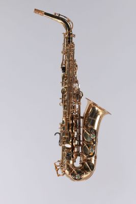 un gros plan d'un saxophone sur fond blanc
