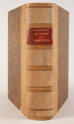 un vieux livre posé sur une surface blanche