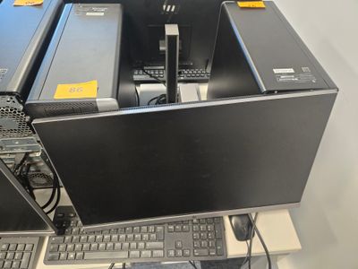 Plusieurs ordinateurs sont empilés les uns sur les autres sur un bureau