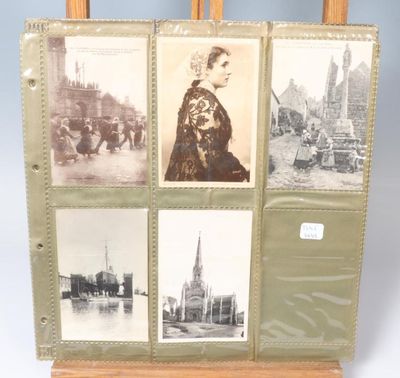 Un ensemble de 24 cartes postales dont :