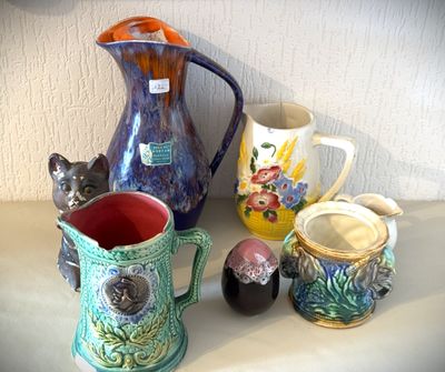de nombreux types de vases et de pichets sur la table