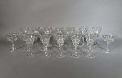 un grand nombre de verres à vin posés sur une table