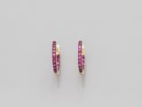 une paire de boucles d'oreilles créoles en saphir rose et diamants