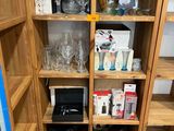 une étagère en bois remplie de verres à vin et d'autres objets