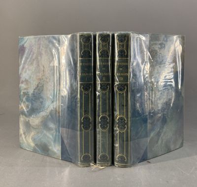 un ensemble de trois livres superposés
