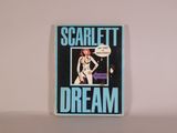 La couverture du livre *Le rêve de Scarlett* est exposée sur une étagère.
