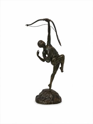 une image représentant une statue en bronze d'un homme tenant un arc