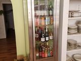 un réfrigérateur qui contient beaucoup de bouteilles de vin