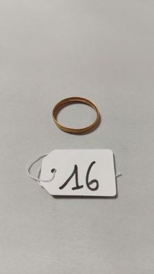 une photo d'une bague à laquelle est accrochée une étiquette de prix