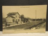 une vieille photo d'une gare avec des chevaux et des calèches