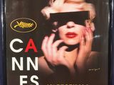 L'affiche du Festival de Cannes est accrochée au mur.