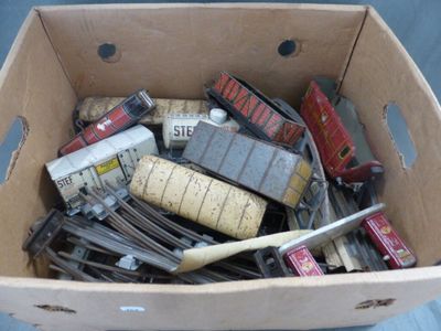 une boîte en carton remplie de rails de train miniature et d'autres petits trains