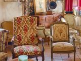 un salon avec beaucoup de meubles
