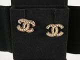une paire de boucles d'oreilles Chanel en or et diamants