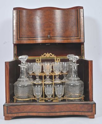 une armoire en bois contenant tout un tas de verres