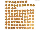 gros plan d'un paquet de pièces de monnaie sur une surface blanche