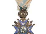 gros plan d'une médaille sur fond blanc