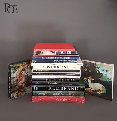 plusieurs livres empilés sur une table