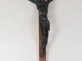 une statue de Jésus sur la croix accrochée au mur