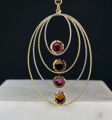 Pendentif en or jaune et or gris 750/1000 (18K) composé de c…