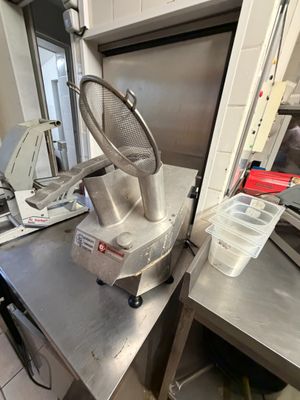 une machine posée sur une table dans une cuisine