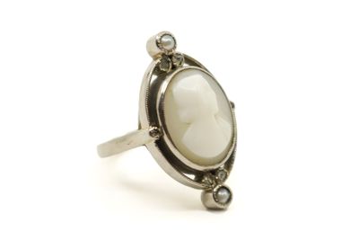 un gros plan d'une bague sertie d'une pierre blanche