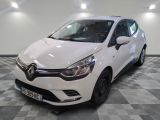 la voiture blanche est garée dans le garage sur le sol en damier