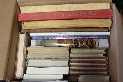 une boîte remplie de livres posée sur une table