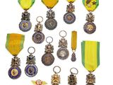 de nombreuses médailles et médailles exposées sur une surface blanche