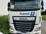 une photo d'un camion blanc garé sur le bord de la route