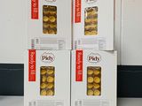 trois boîtes de cornichons marinés posées sur un comptoir