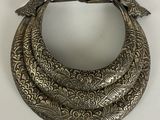 un collier ancien en argent orné d'oiseaux sur un fond blanc