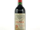 une bouteille de vin posée sur une table