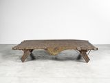 une table basse en bois avec une structure en métal et un plateau en bois