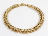 une image d'un bracelet en chaîne en or sur fond blanc