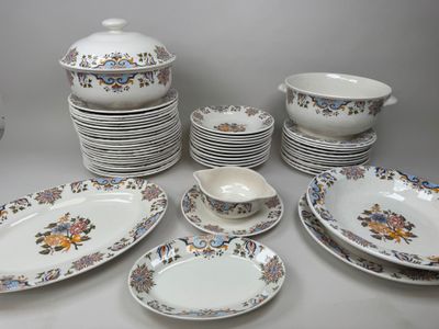 un grand nombre d'assiettes et de bols posés sur une table