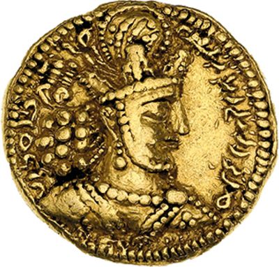 une pièce d'or sur laquelle figurent le visage d'une femme et une couronne