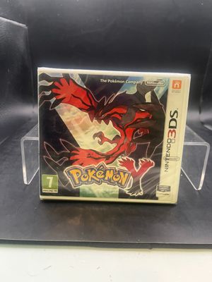 un gros plan sur un boîtier de jeu Nintendo orné d'un dragon rouge