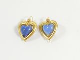 une paire de boucles d'oreilles en forme de cœur, dorées et bleues, sur fond blanc