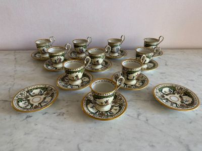 plusieurs tasses et soucoupes posées sur une table