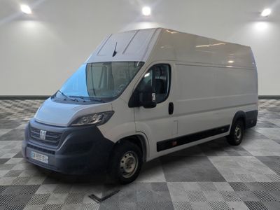 la photo d'une camionnette blanche garée dans une pièce