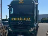 un camion vert garé sur le bord de la route